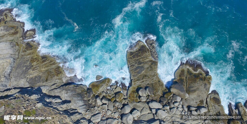 海边嶙峋礁石与湛蓝海水