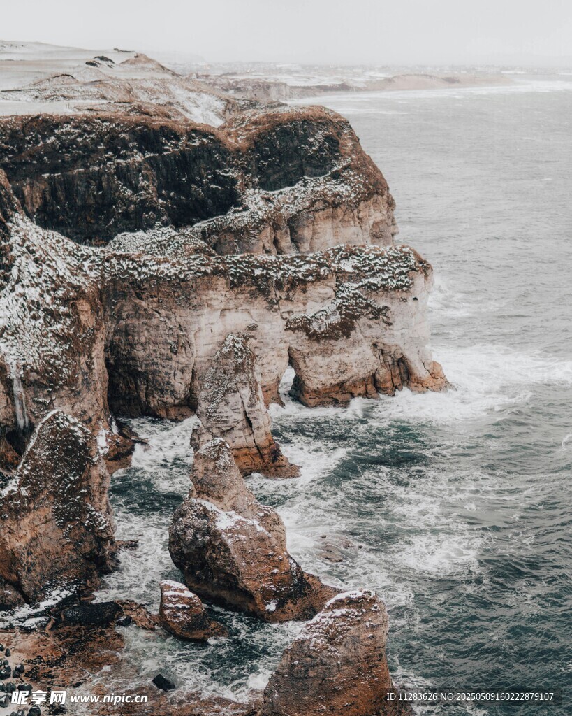 海岸边嶙峋岩石与海浪