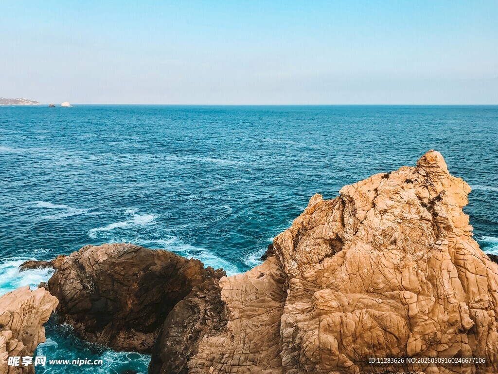 海边嶙峋礁石与蔚蓝大海