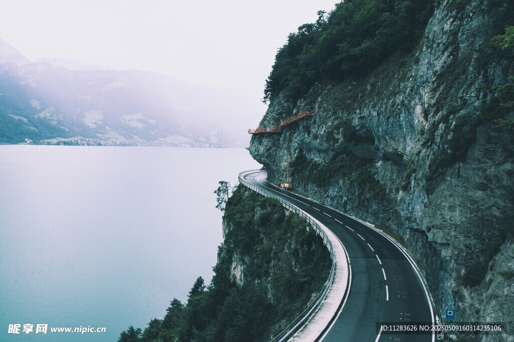 悬崖边蜿蜒的公路美景