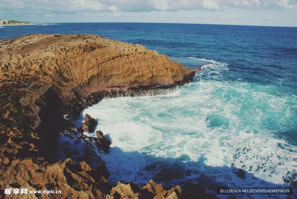 海岸边海浪拍打嶙峋礁石