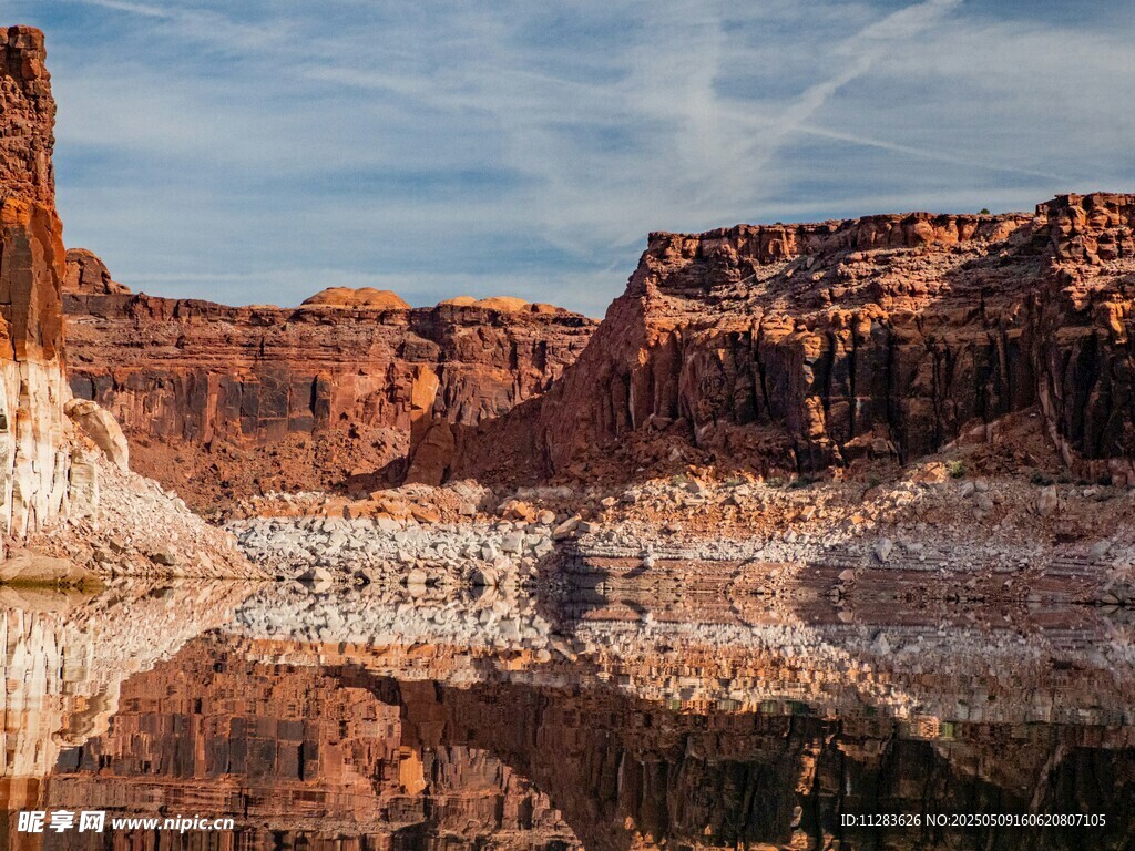 壮丽峡谷倒影景观