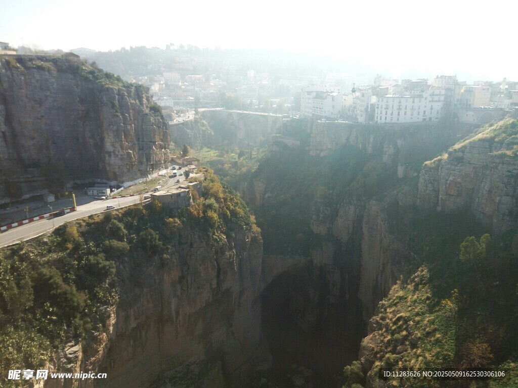 山间悬崖公路壮丽景观