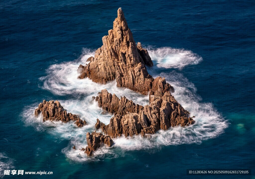 海中孤岩屹立
