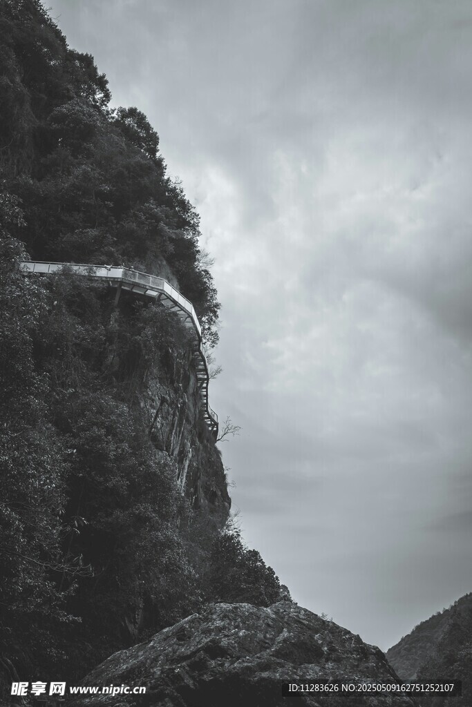 险峻山峰云雾缭绕