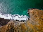 俯瞰碧海与嶙峋礁石