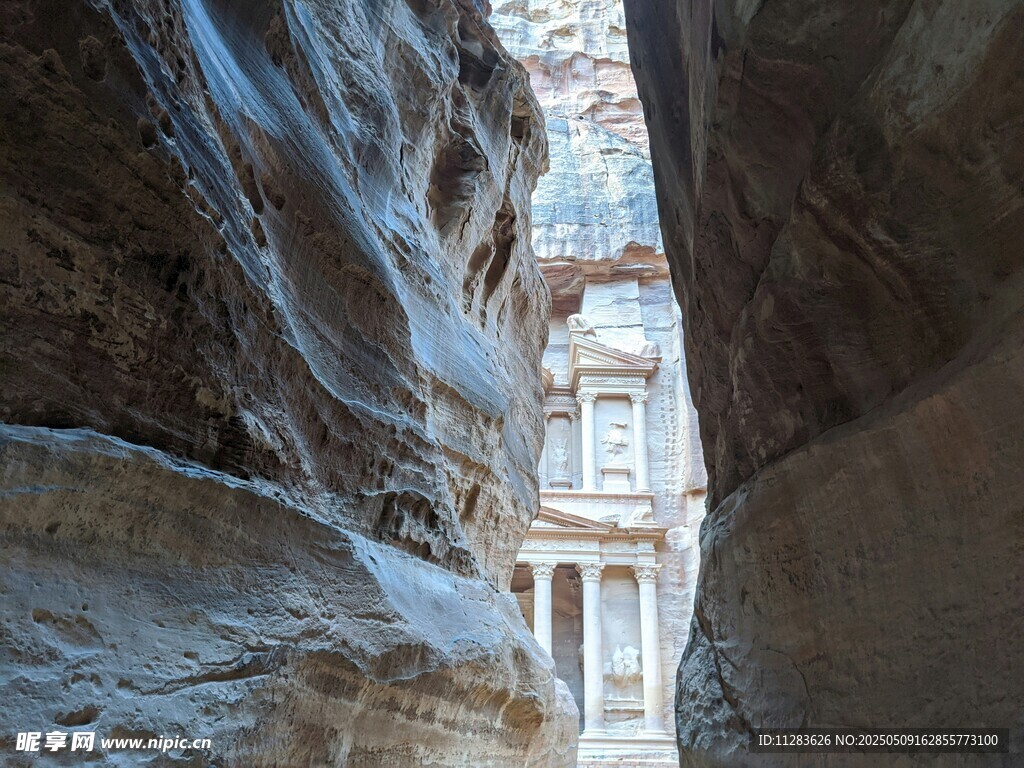 约旦佩特拉古城狭窄峡谷景观