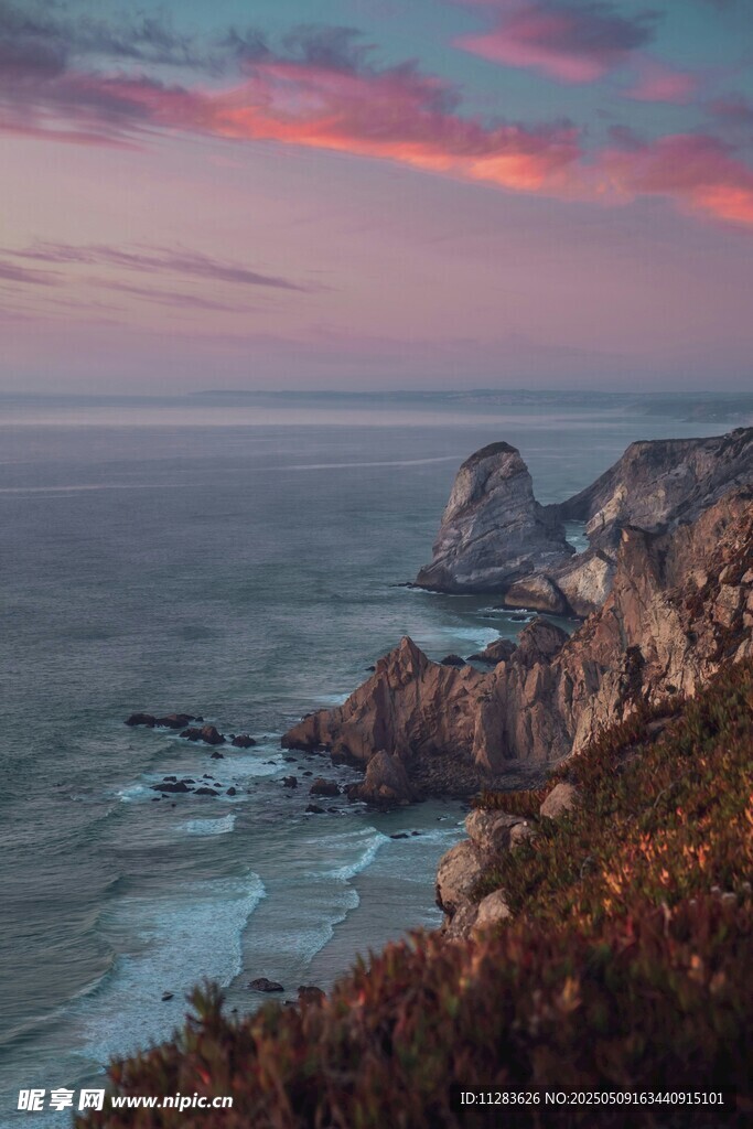 海边壮丽日落与嶙峋礁石