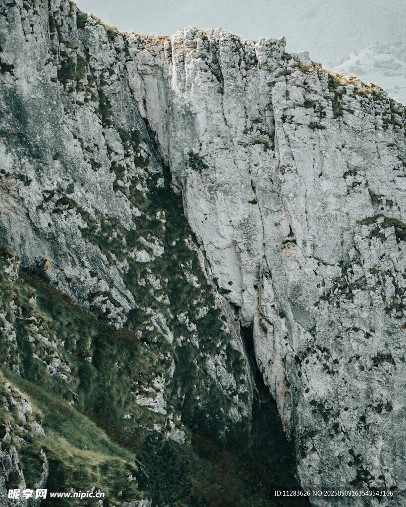 巍峨险峻的壮丽山景