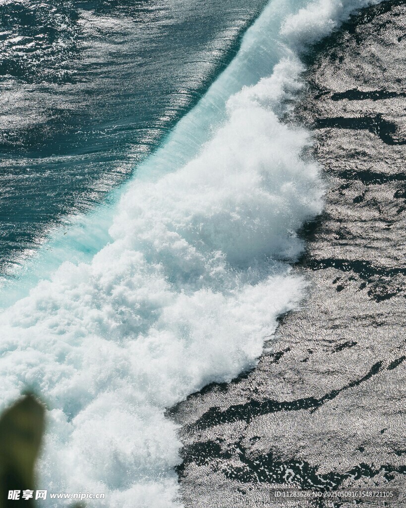 汹涌海浪拍打岸边岩石
