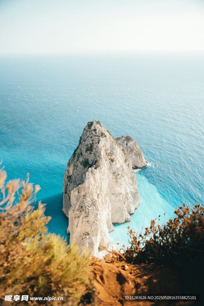 悬崖边的绝美蓝色海域