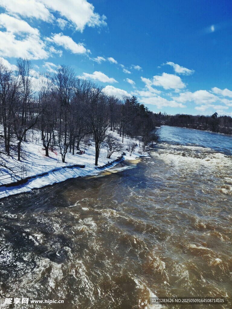 冬日河畔雪景