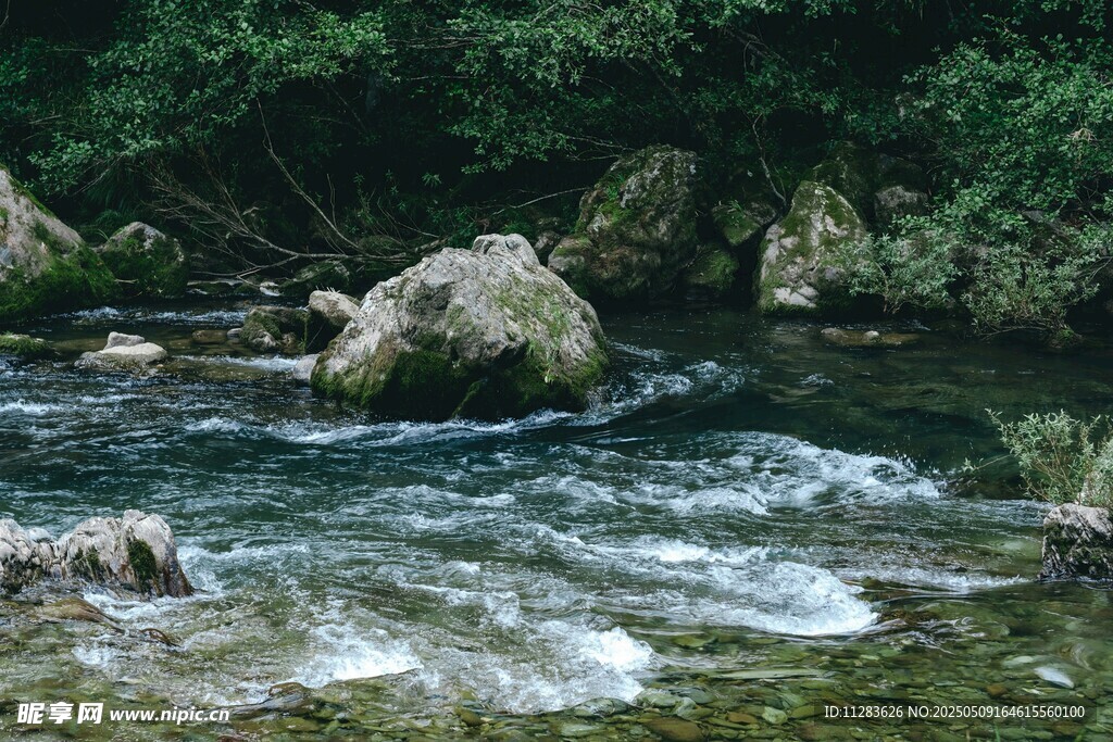山间溪流中的嶙峋怪石