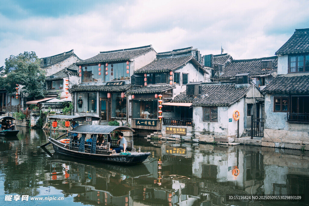 江南水乡古村小船景致