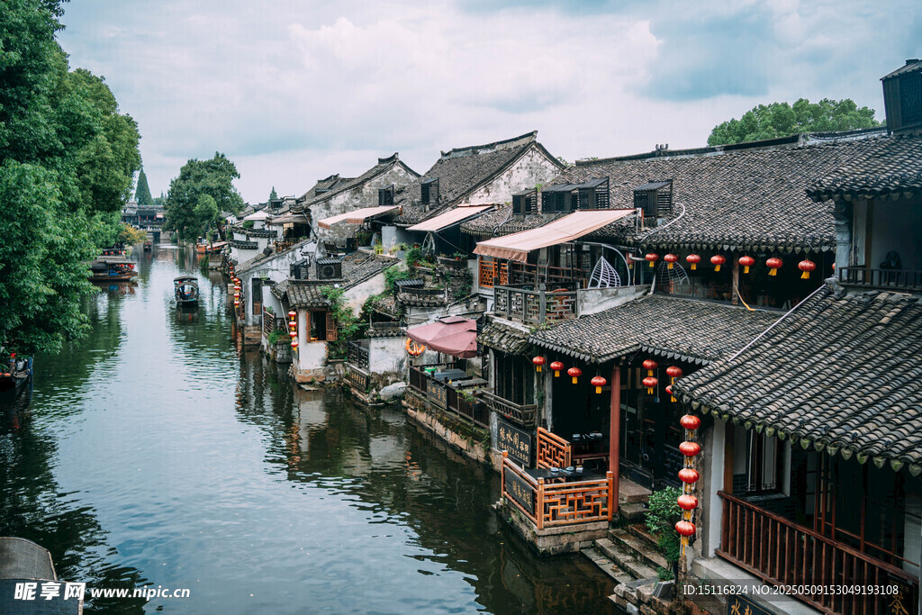 江南水乡古街临河景致