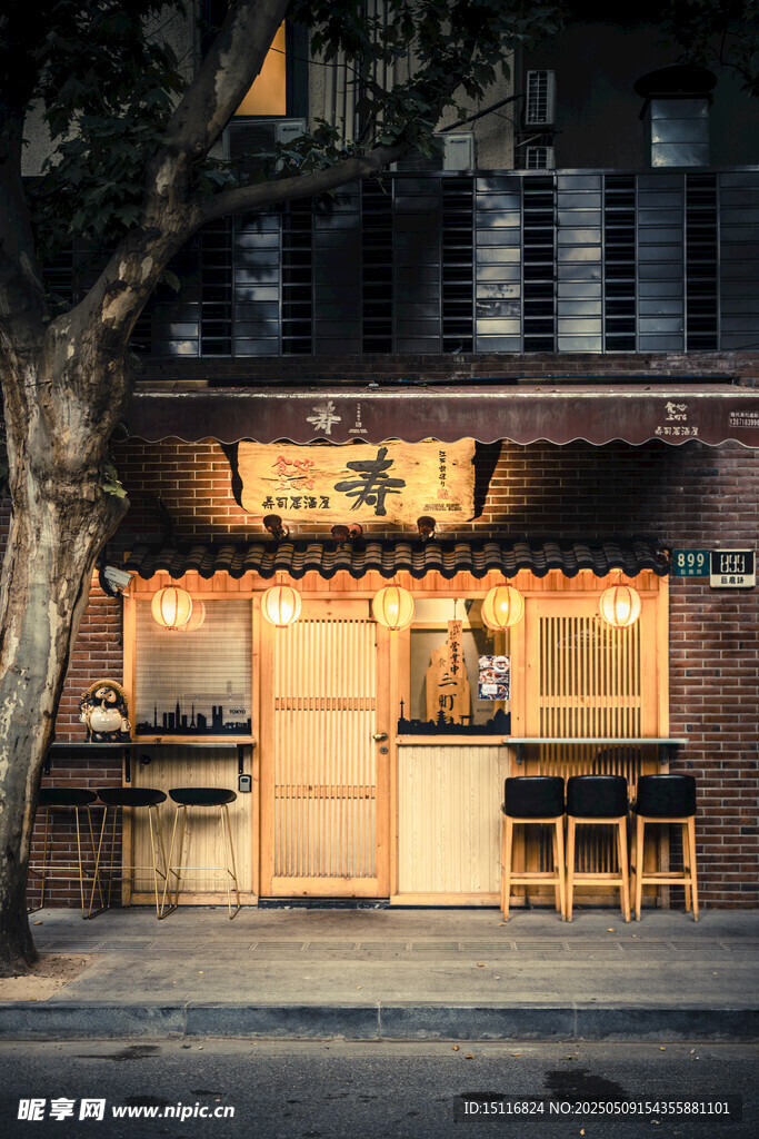 夜晚街边温馨的小店