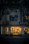 夜晚街边亮灯的温馨小店