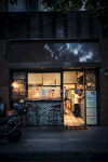 温馨街边小店夜景