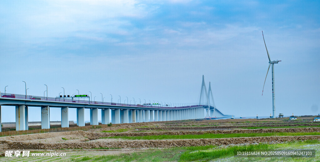 跨海大桥与风力发电机景观