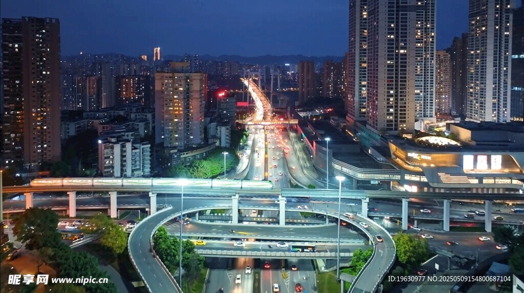 城市夜景中的高架桥景观