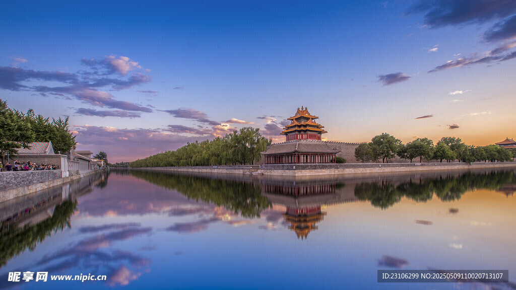 湖畔古建映晚霞美景