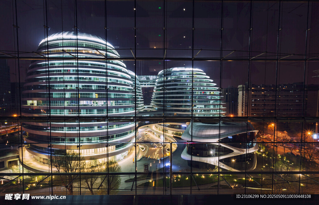 城市璀璨双子建筑夜景