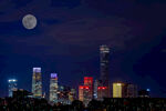 月夜下的繁华都市景观