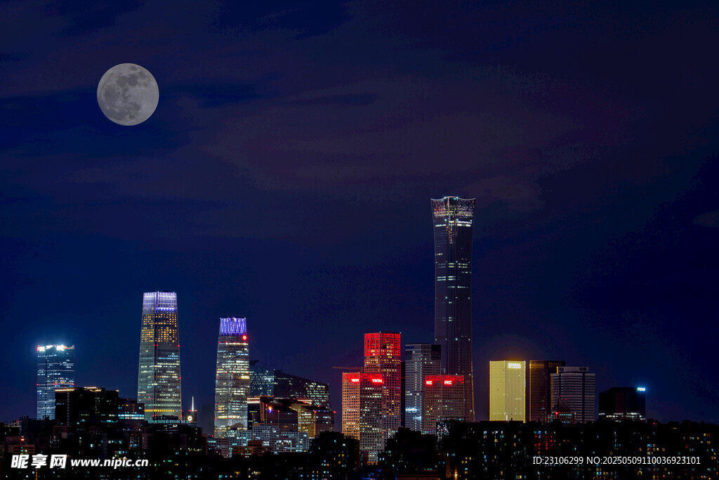 月夜下的繁华都市景观