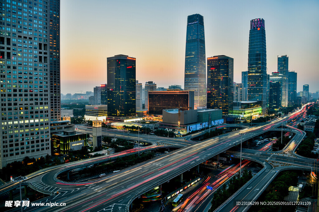 都市黄昏下的繁华交通景象