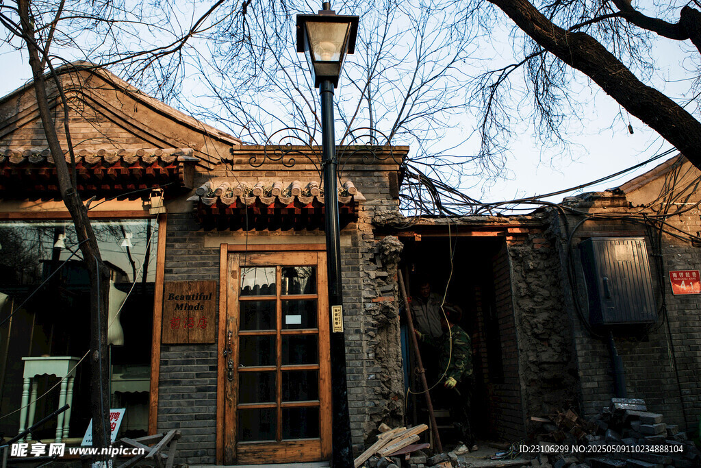 古朴中式小屋前的路灯