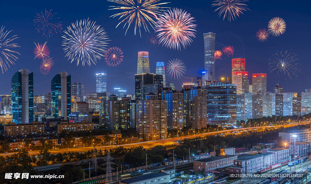 城市夜景烟花璀璨绽放