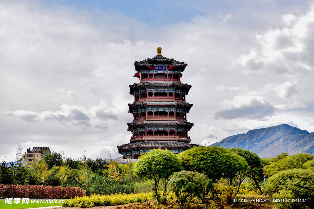 古塔矗立在葱郁风景中