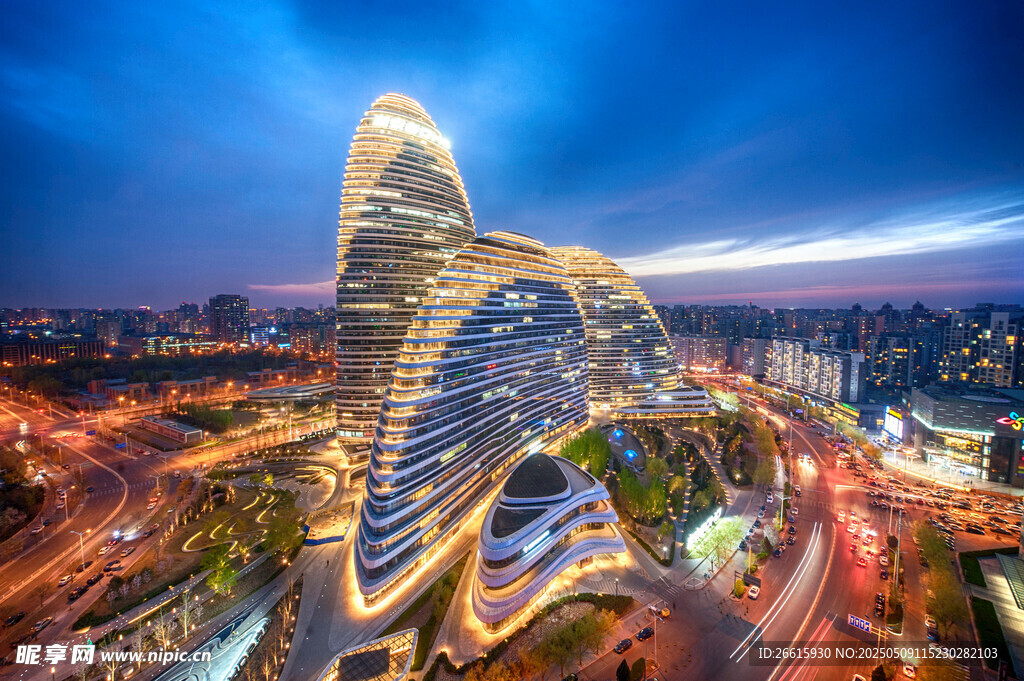 城市璀璨夜景中的独特建筑