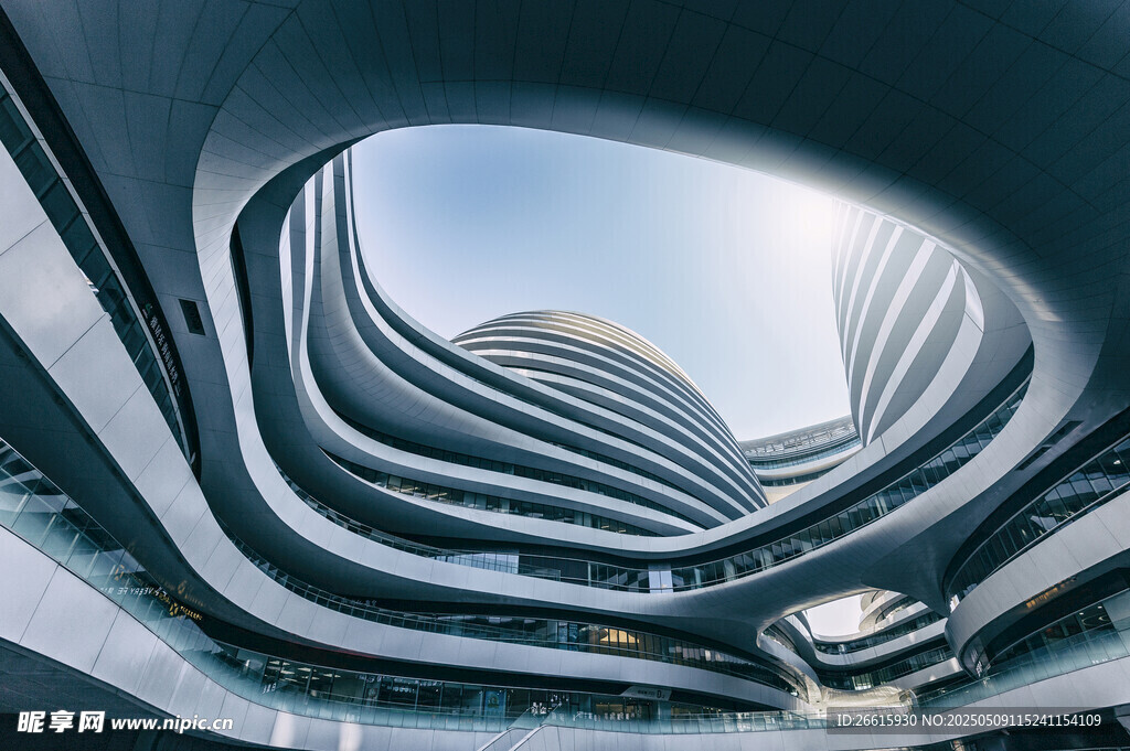独特建筑外观的车内视角