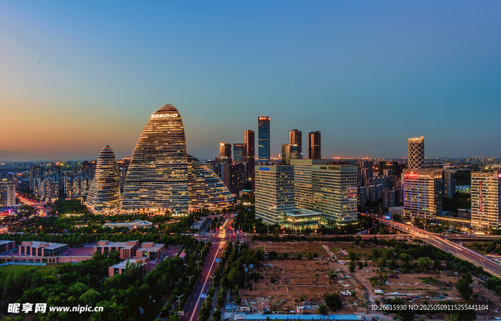 城市天际线黄昏壮丽景观