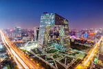 都市璀璨夜景中的摩天大楼