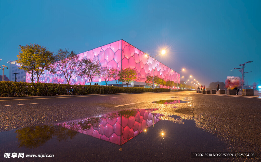 城市夜景中的绚丽建筑倒影