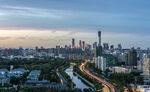 城市黄昏天际线与交通景观