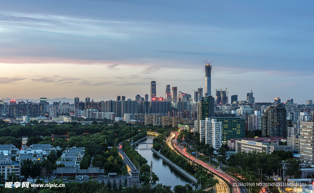 城市黄昏天际线与交通景观