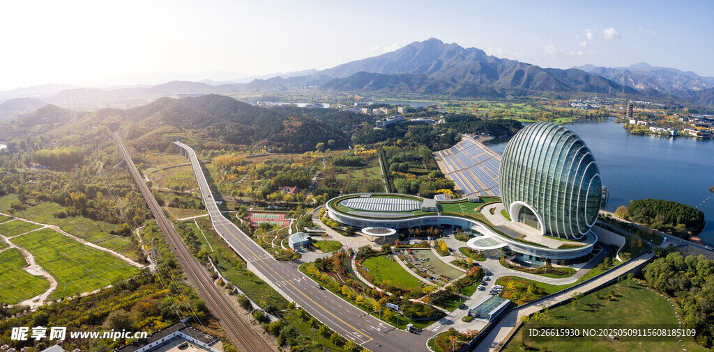 城市景观中的现代建筑与自然