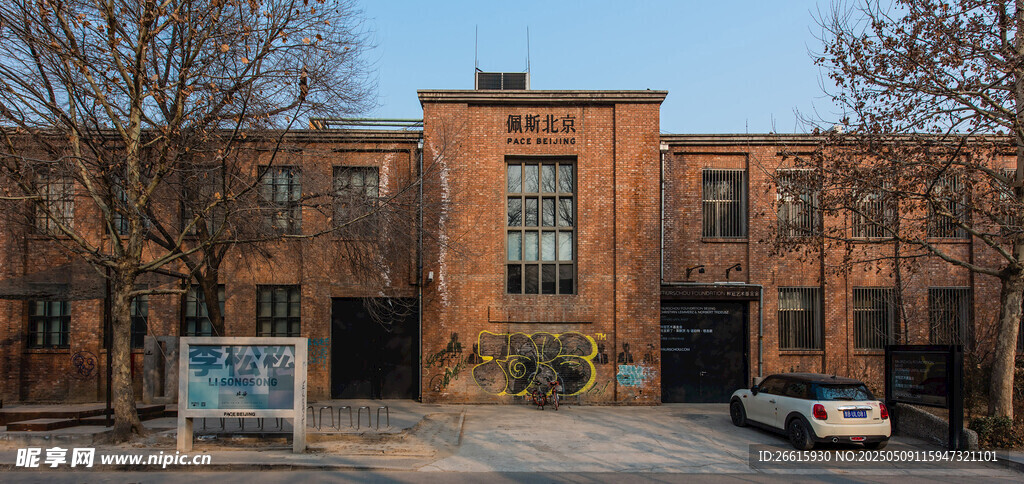 复古红砖建筑前的车辆