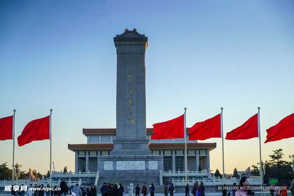 人民英雄纪念碑前飘扬红旗