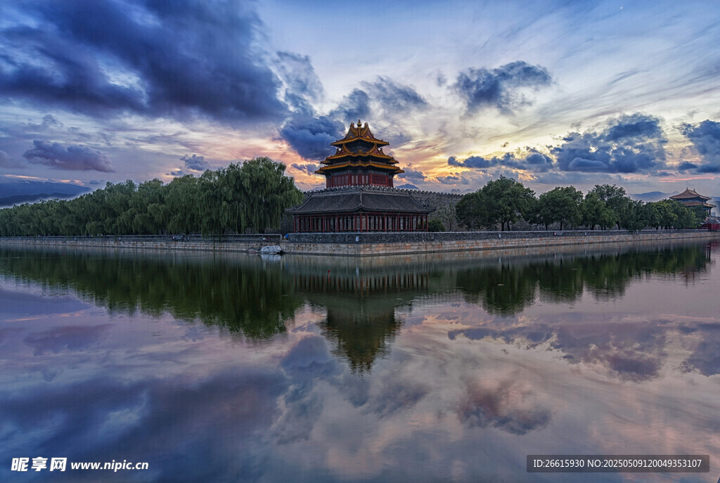 故宫角楼黄昏湖景倒影
