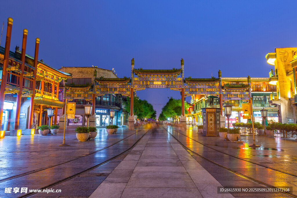 古城夜景街道灯火璀璨