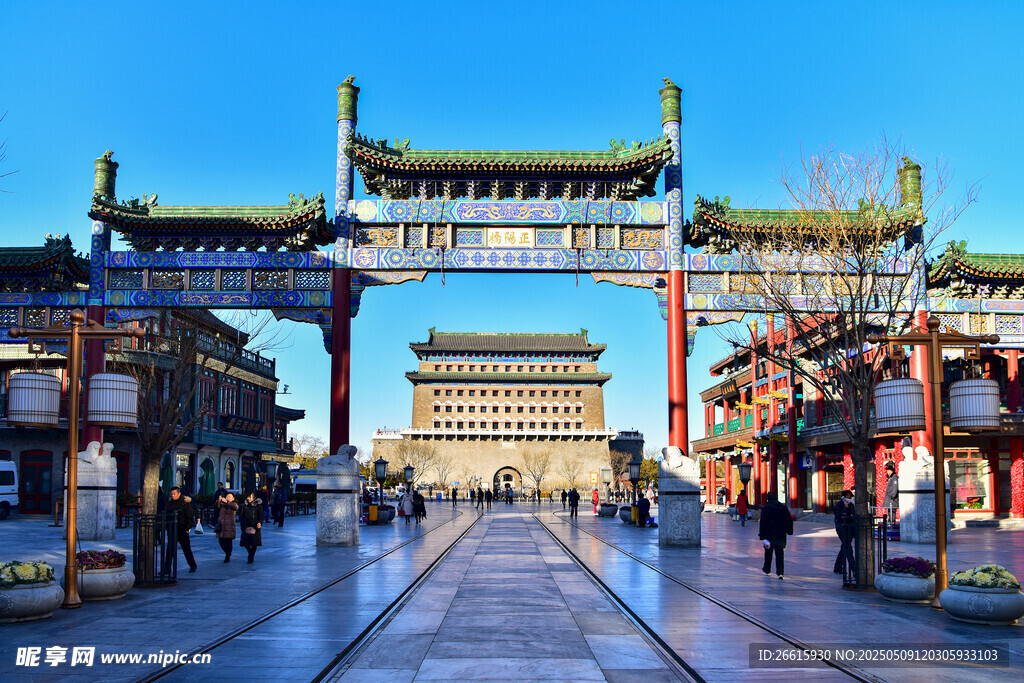 北京传统牌坊下的热闹街景