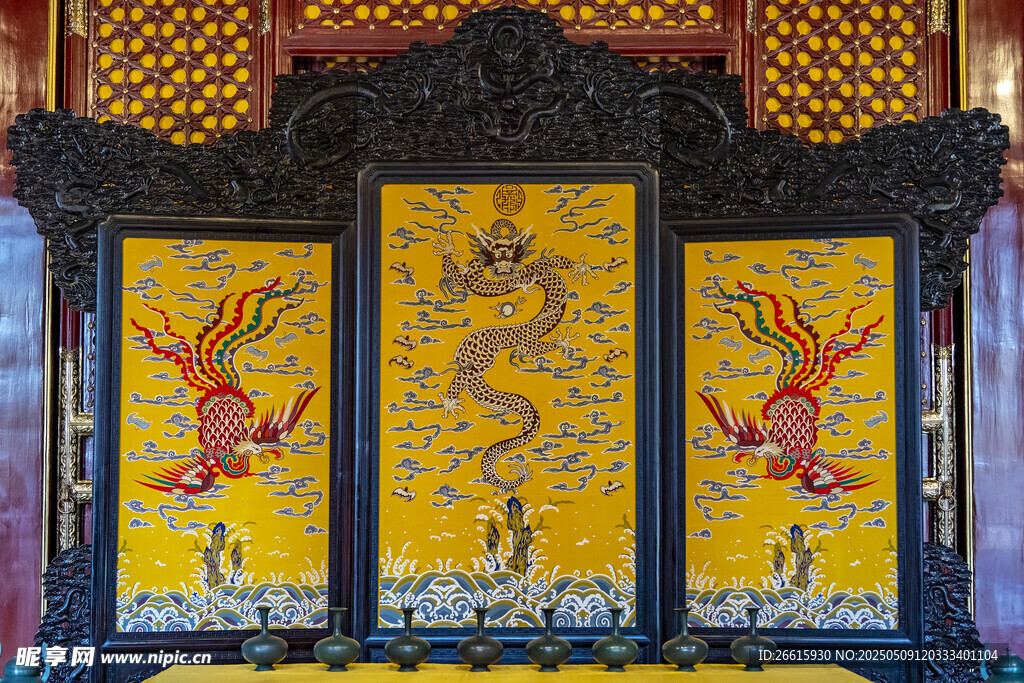 中式屏风上的精美龙纹图案