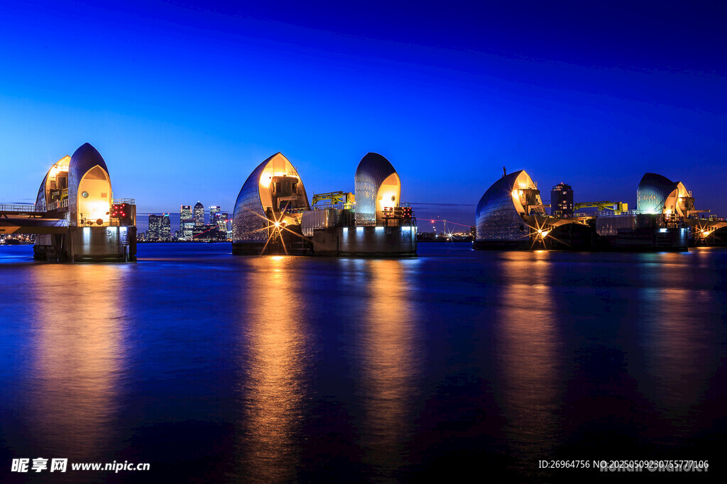 海滨璀璨夜景建筑倒影