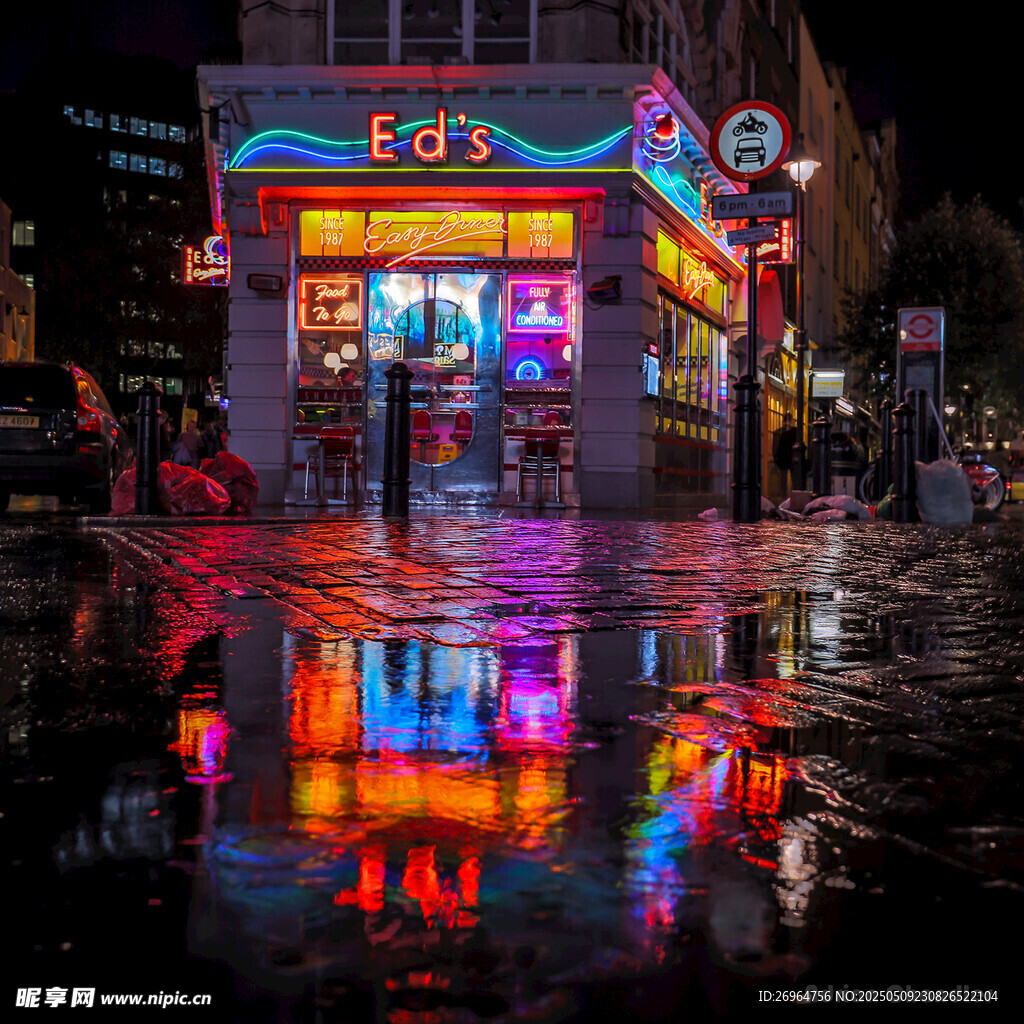 雨夜霓虹下的热闹街边小店