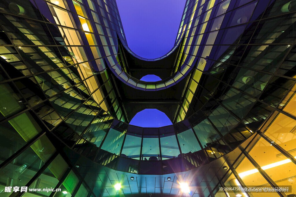 仰视都市玻璃建筑景观