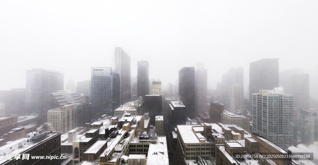 雪后雾中城市高楼景观